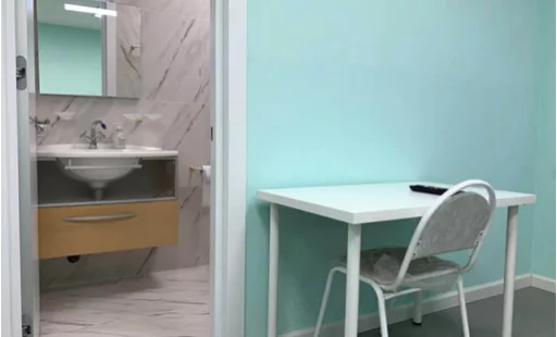 стол и ванная комната в палате стационара